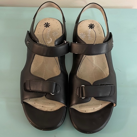 Size 10 1/2 Propet sandals ( by The Walking Shoe Company - Picture 1 of 7